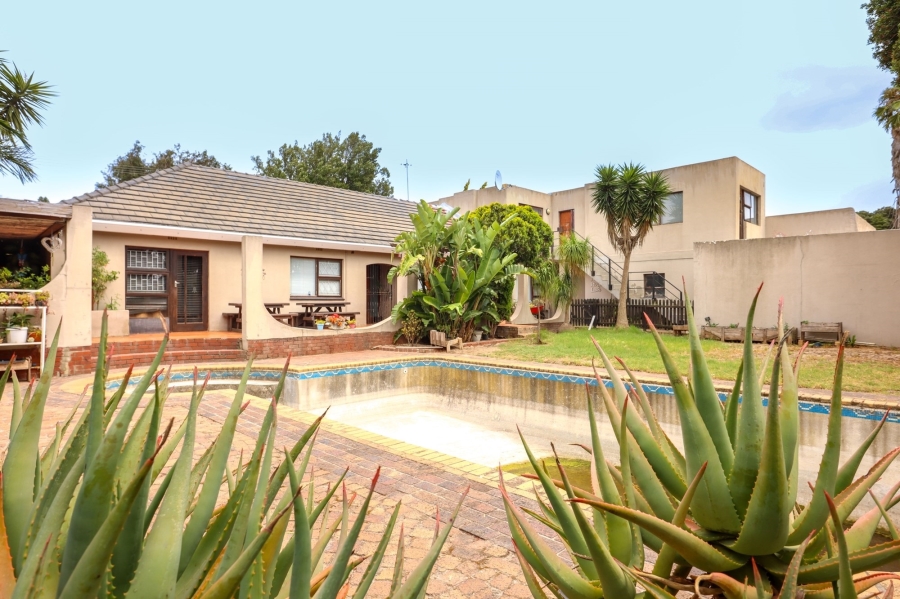 3 Bedroom Property for Sale in Oakglen Western Cape